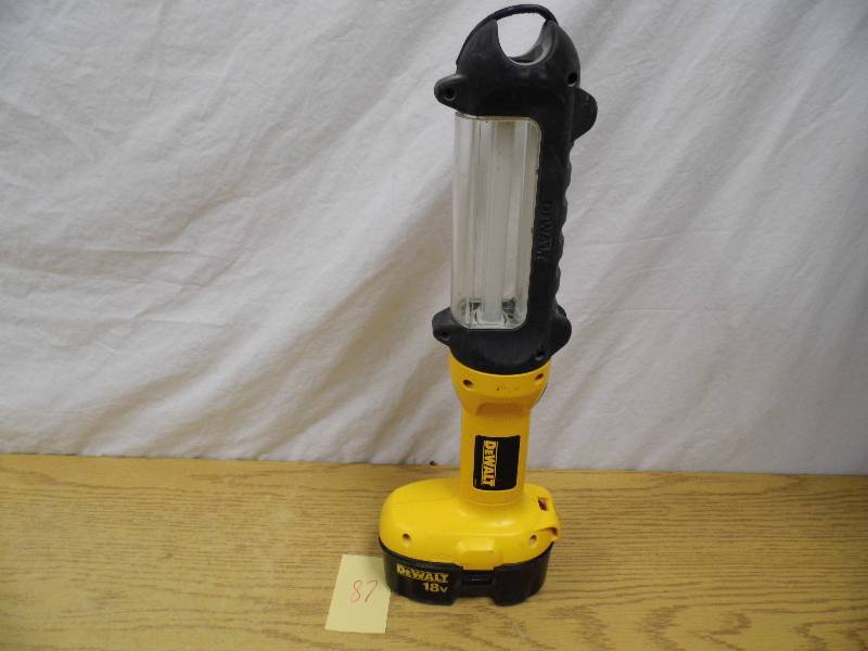 lot 87 image: DeWalt Florescent Light