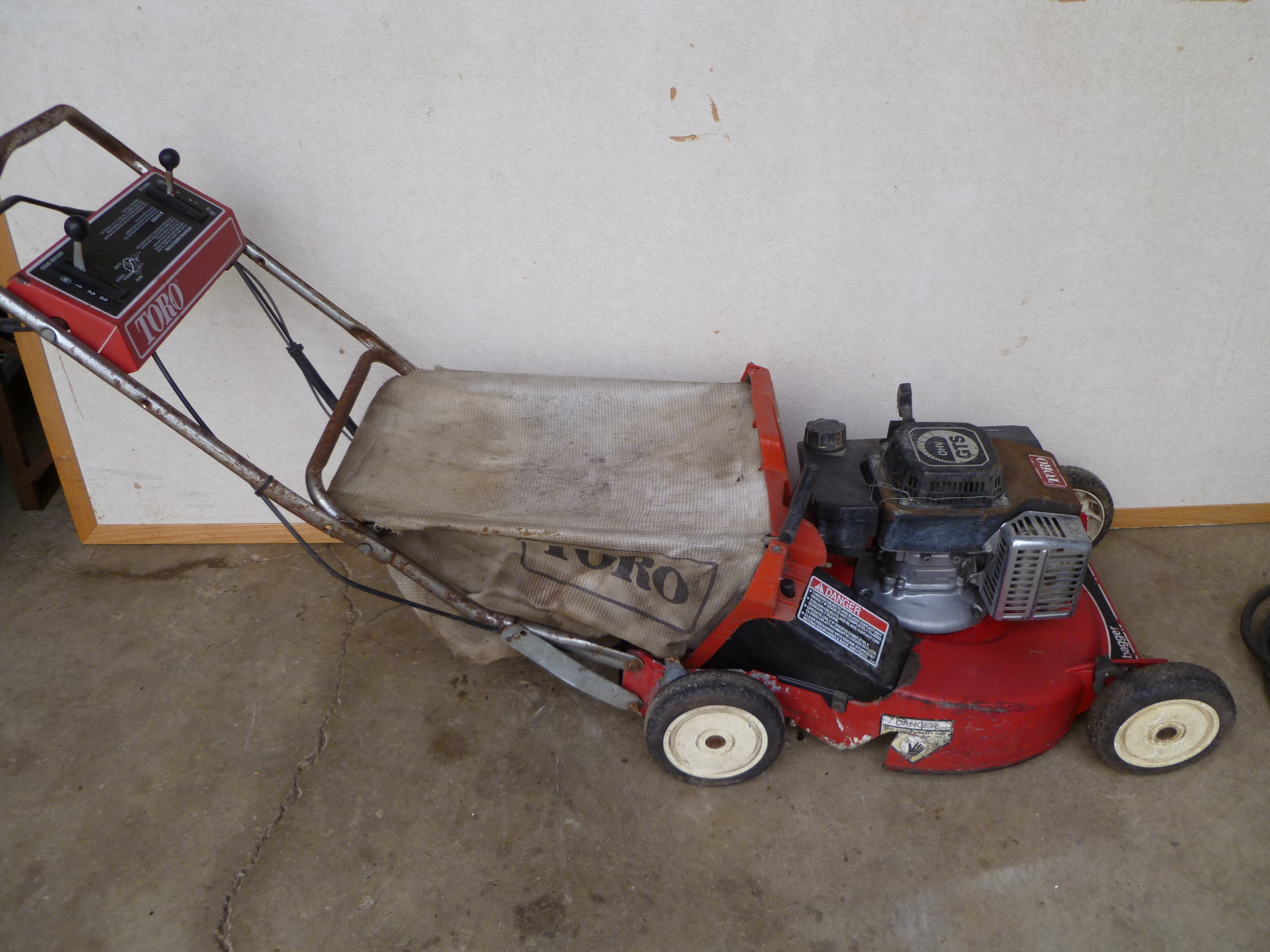 lot 14 image: Toro 21 Lawn Mower