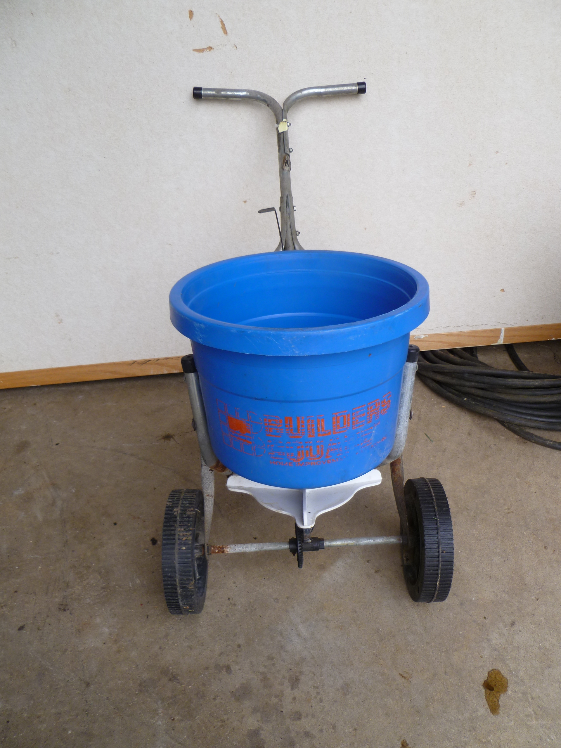 lot 17 image: Push Fertilizer Spreader