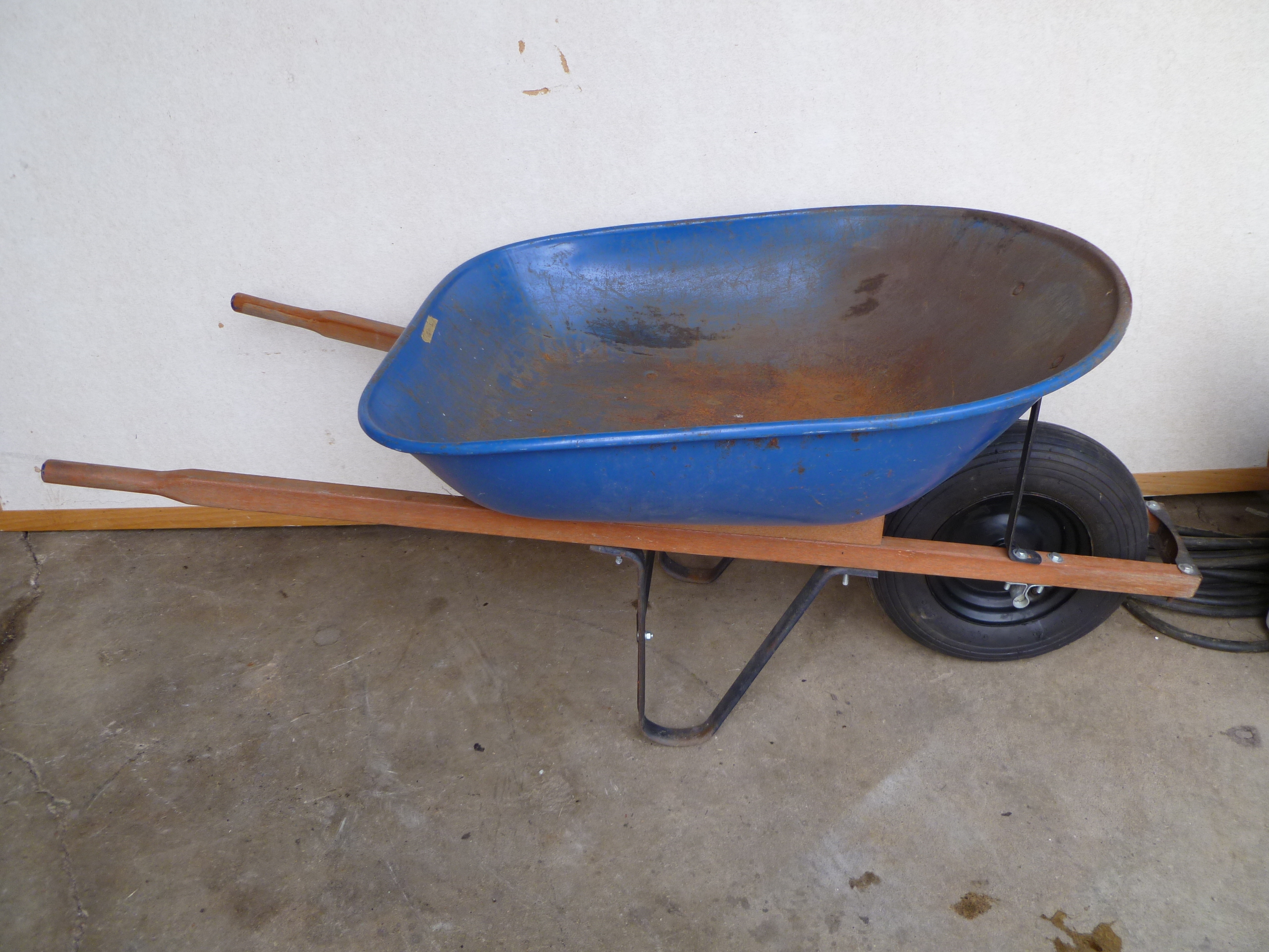 lot 20 image: Wheel Barrow With  Never Flat Tire