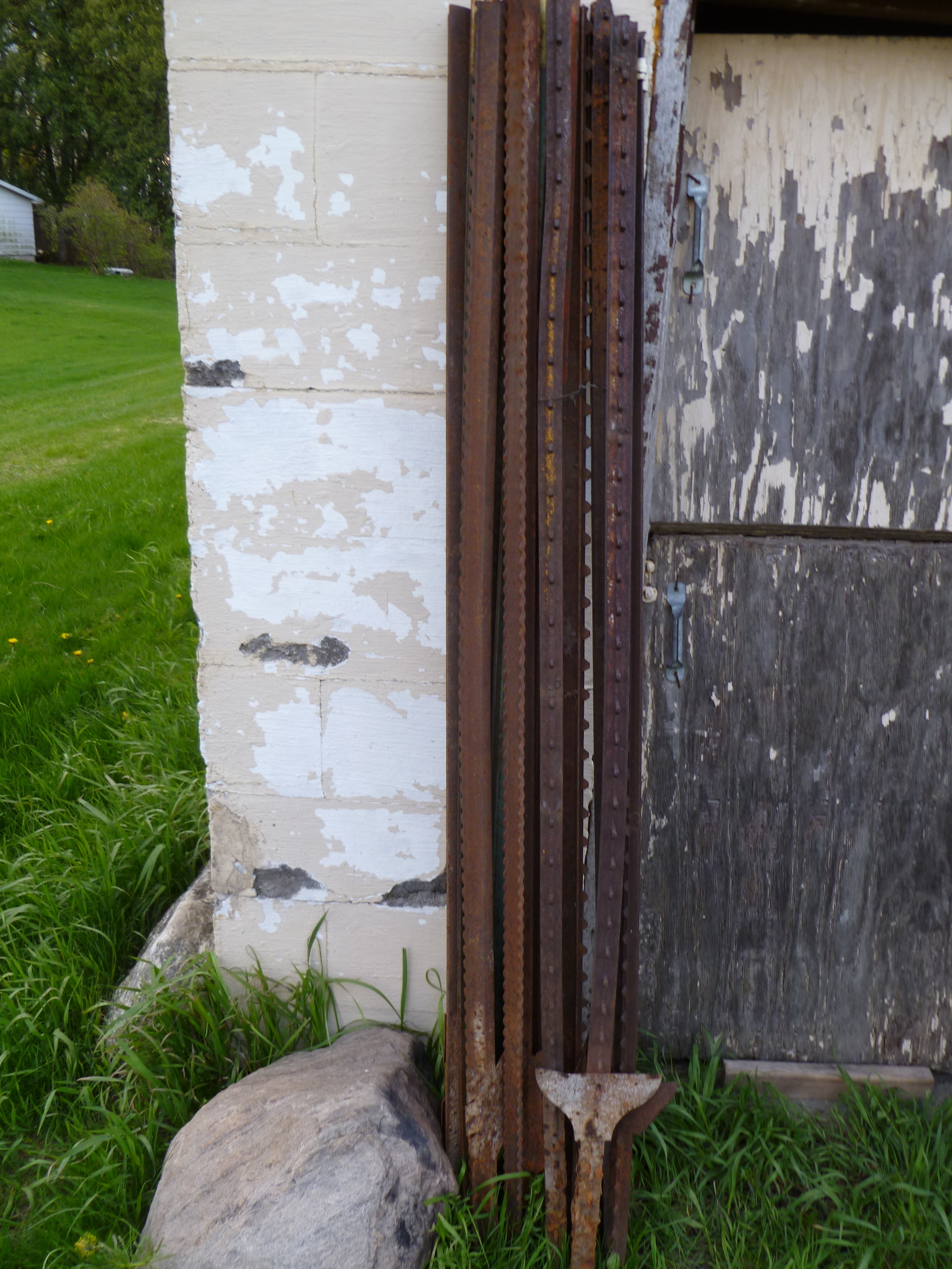 lot 27 image: Lot of 15- 6ft Steel Fence Posts