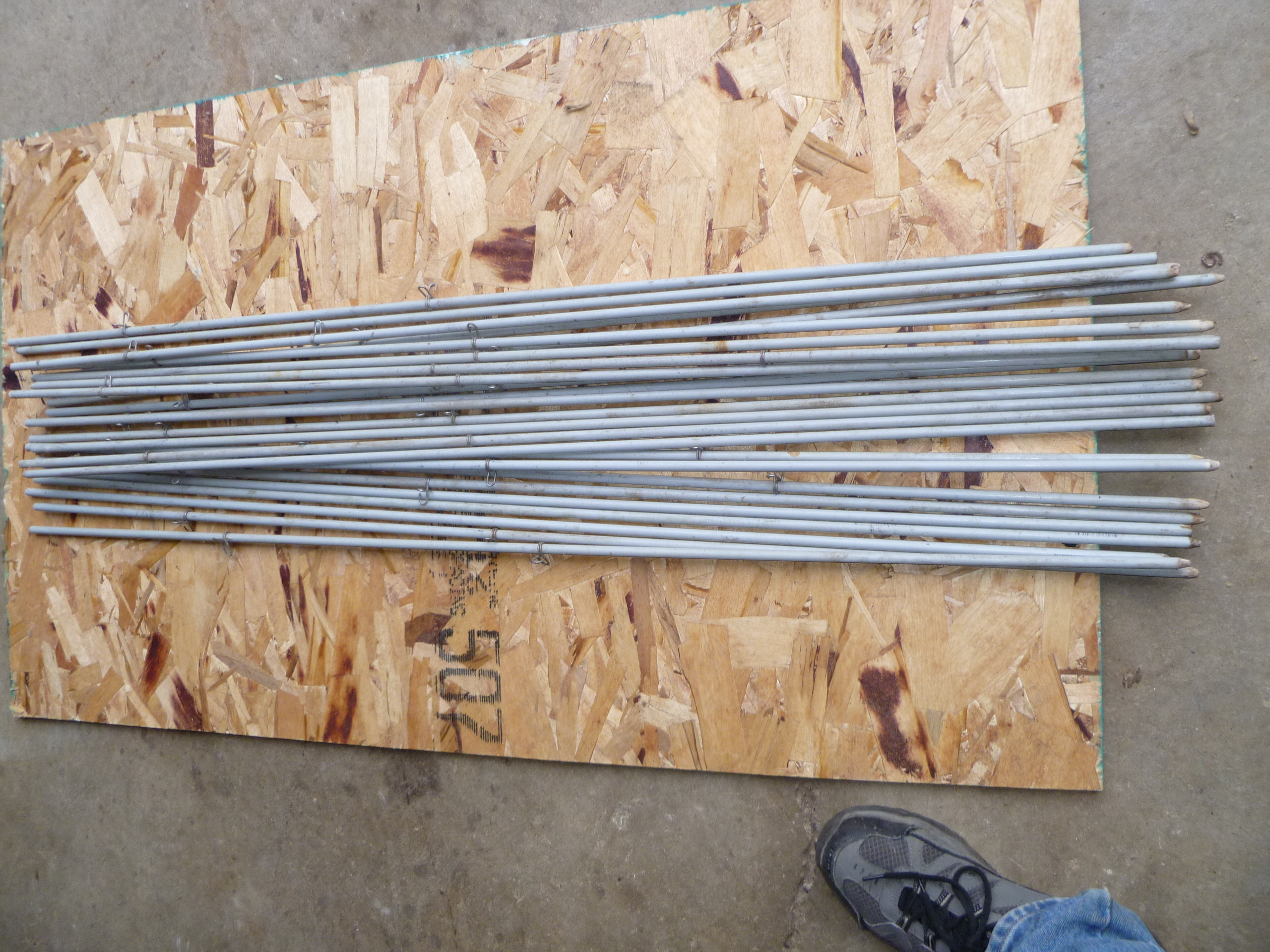 lot 28 image: Lot of 25-38 in. Fiberglass Rod Post, Temp Fence Stakes