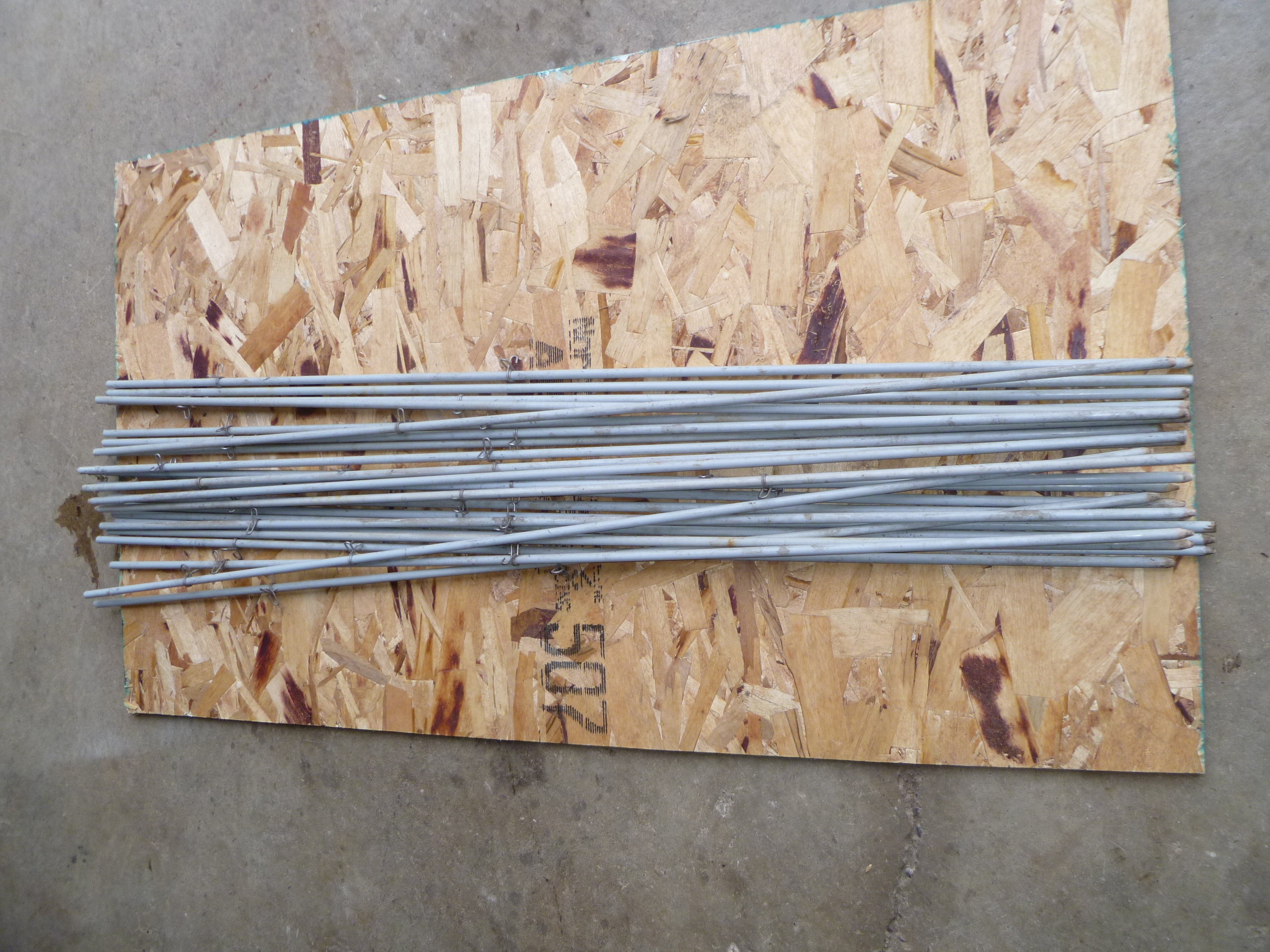 lot 29 image: Lot of 25-38 in. Fiberglass Rod Post, Temp Fence Stakes