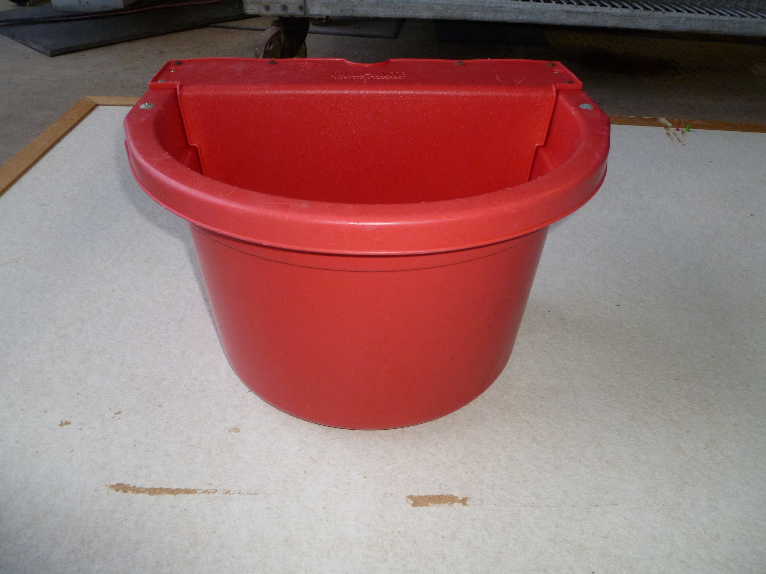 lot 34 image: Little Giant 16QT Auto Waterer