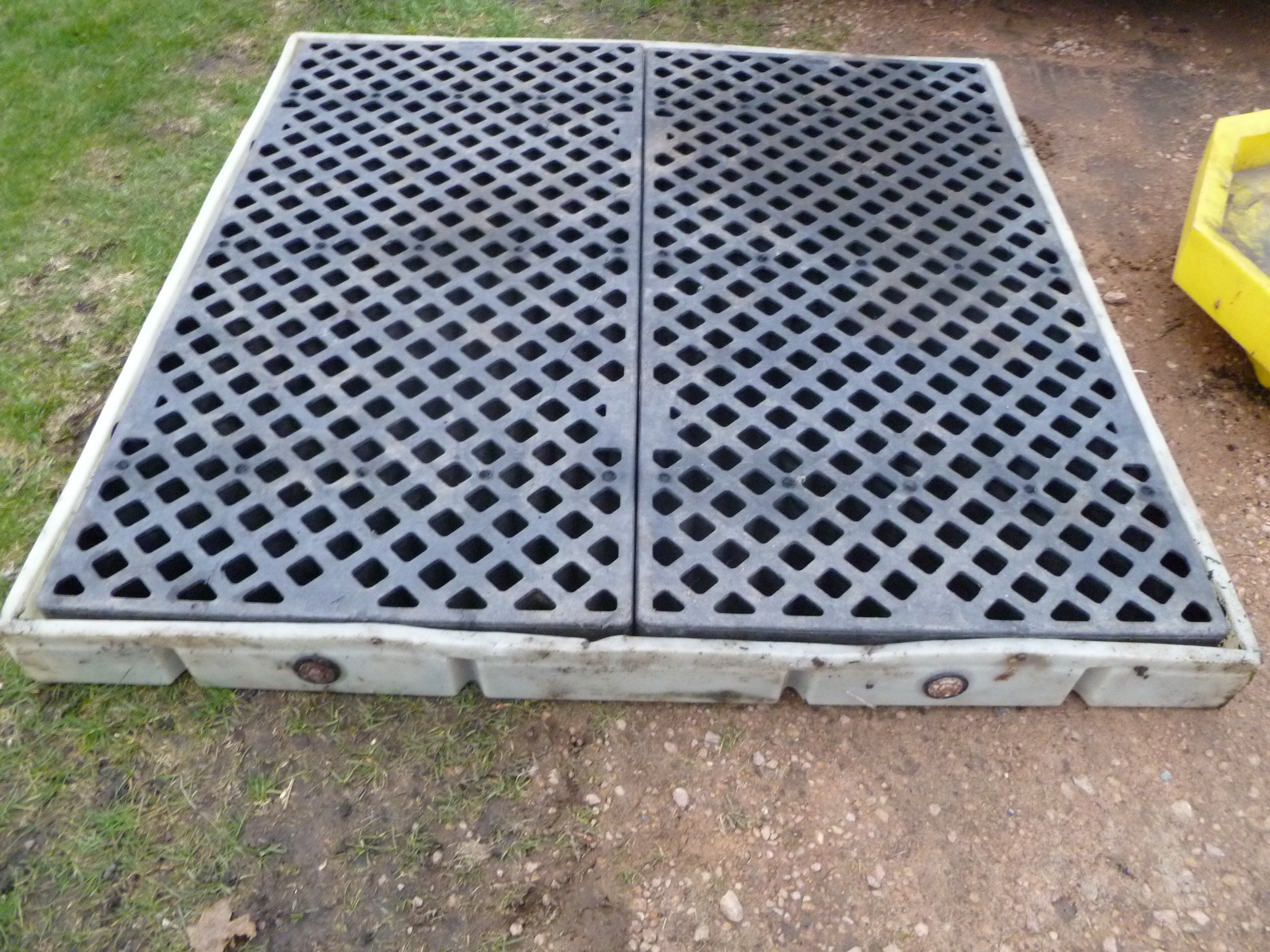 lot 42 image: Poly Modular Spill Deck