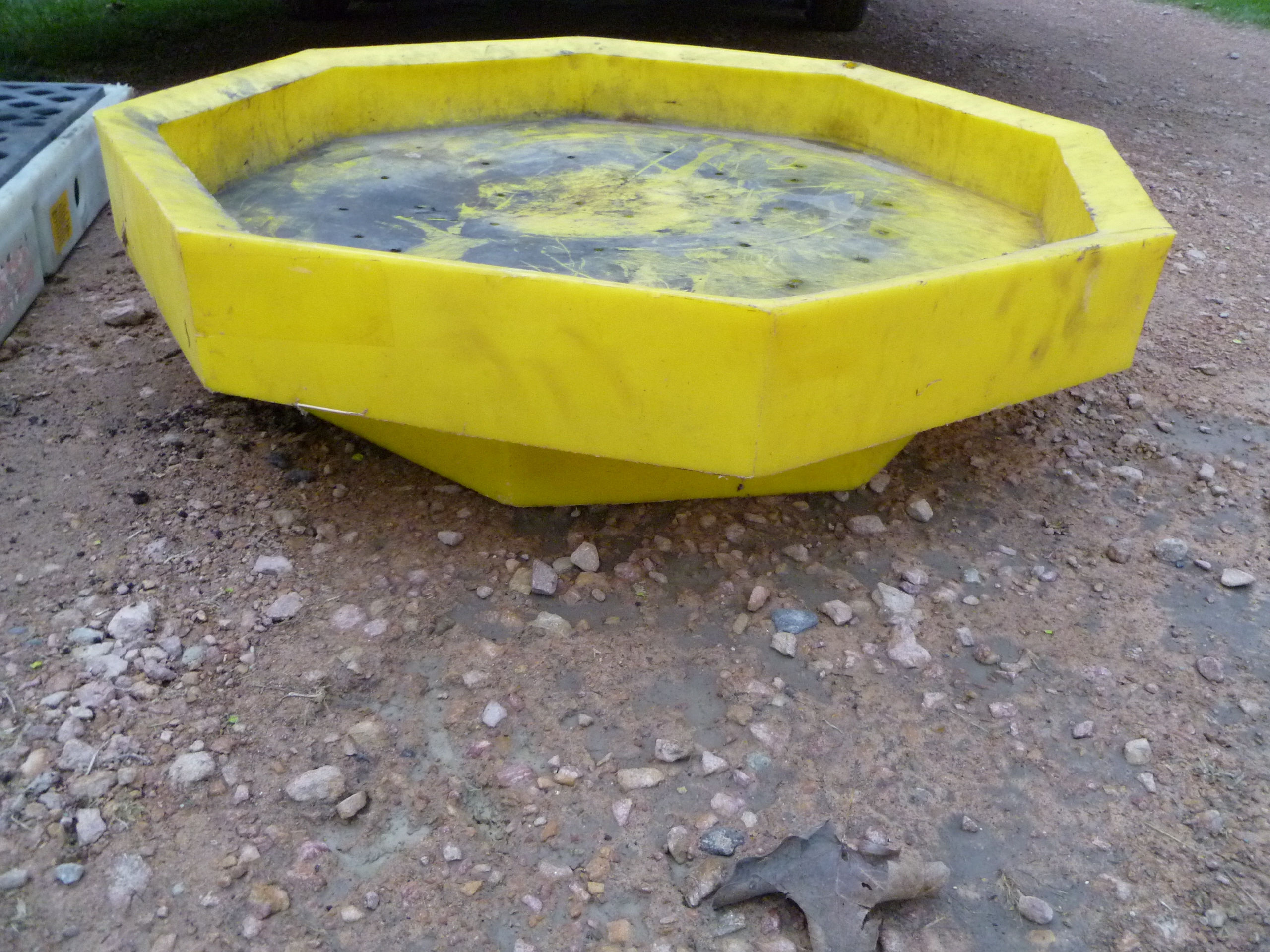 lot 43 image: 32 Octagon Drain Container