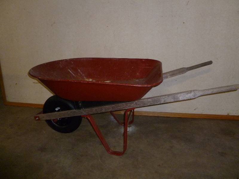 lot 46 image: Wheel Barrow With NEW Never Flat Tire