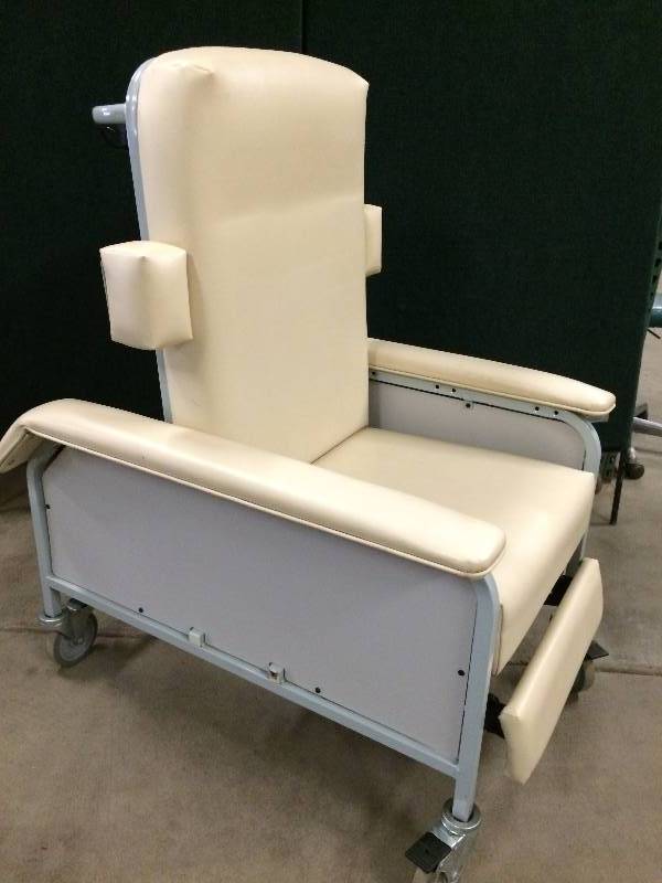 lot 92 image: Retails Used $500 Clinical Care Medical IV MEDS Administration Dialysis Recliner - Super Condition