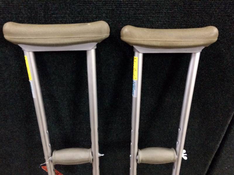 lot 12 image: Medline Guardian Quick-Fit Crutches for YouthAdolescentJuvenile