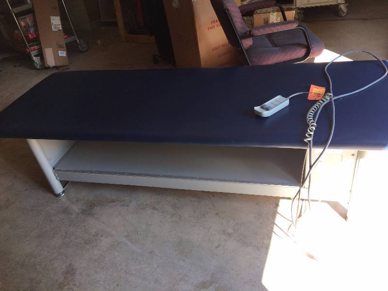 lot 8 image: WOW Retails Used $800 Tri W-G 810 Motorized UpDown Treatment Hi Lo Bariatric Patient Physical Therapy Medical Treatment Chiropractic Table With Under Table Storage Shelf - Works Great Minor Snag To Upholstery at Side