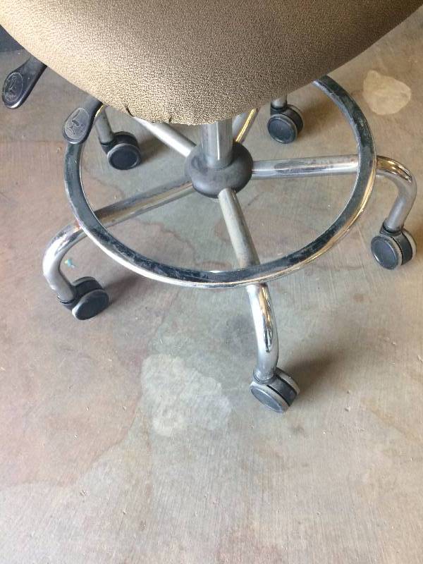 lot 62 image: Office Master CLS53 Classic Multi Functional Ergonomic Lab Stool