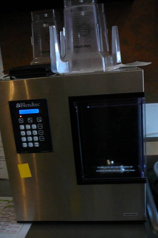 lot 5 image: Commercial Grade Smoothie Blender With 3 Plastic Blender Jars