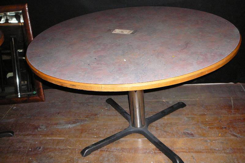 lot 35 image: Round Pedestal Table