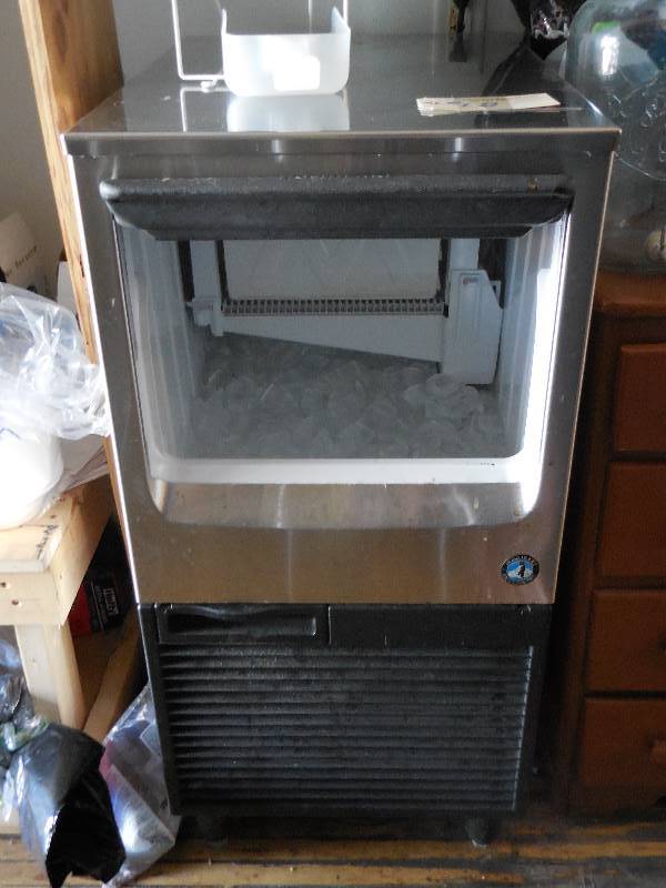 lot 12 image: Commercial Grade Undercounter Ice Making Machine