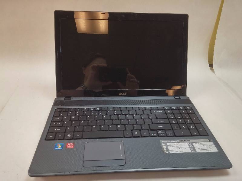 lot 825 image: Acer Aspire 5250-BZ467 15.6 Laptop Computer UNTESTED