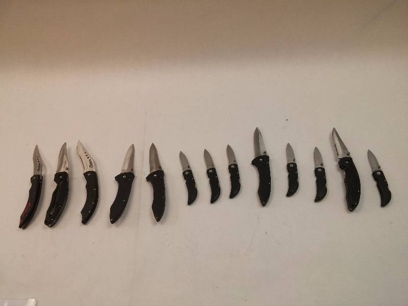 lot 840 image: Lot of 13 Various Knives (6) Frost Barracuda Flip Knife, (5) Frost Black Stainless Flip Knife, (2) Apache Black Stainless Flip Knife