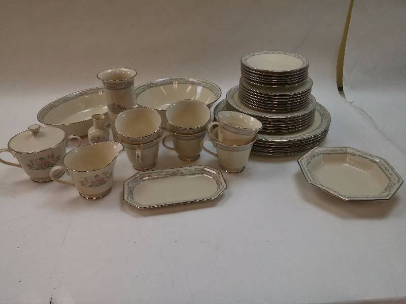 lot 848 image: 39 pc Lenox Charleston Fine China Set