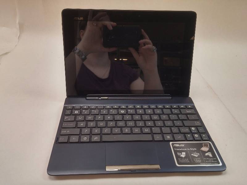 lot 875 image: ASUS TF300T Transformer 10.1 Tablet with Asus keyboard  charging dock BAD BATTERY - SEE DESCRIPTION