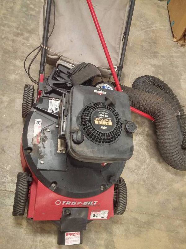 lot 841 image: Model 47292 TROYBILT Chipper ShredderVacuum UNTESTED