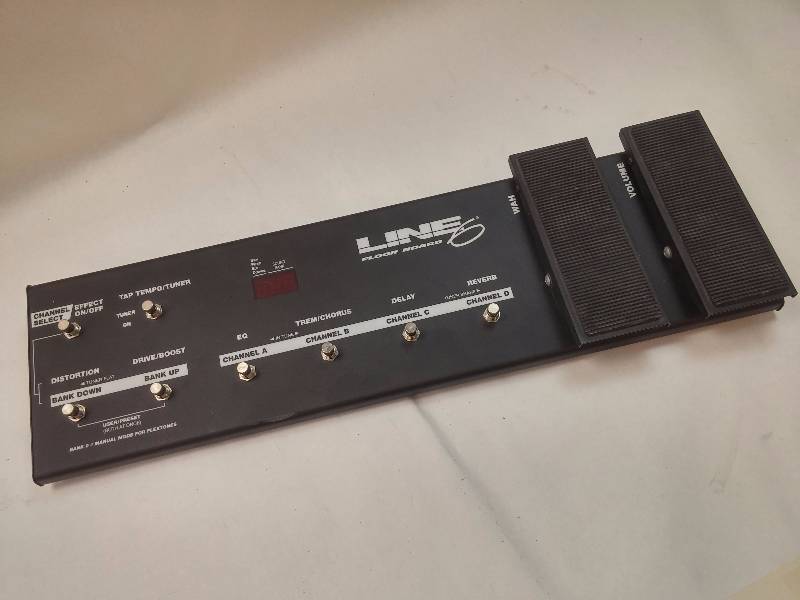 lot 884 image: Line 6 Flextone II Modeling Amp With Cables and Pedal Board
