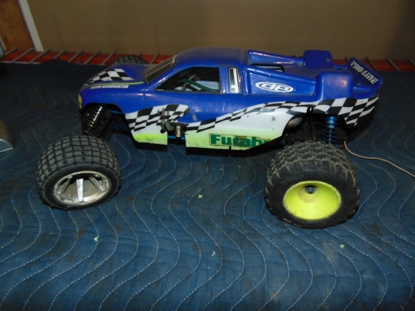 lot 9 image: Gas Powered RC Car With Remote