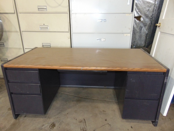 lot 29 image: Large Office Desk