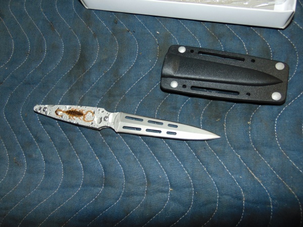 lot 43 image: Collectible Knife With Case