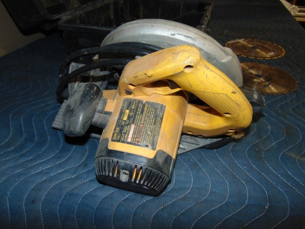 lot 65 image: Dewalt Circular Saw With Case and Extra Blades