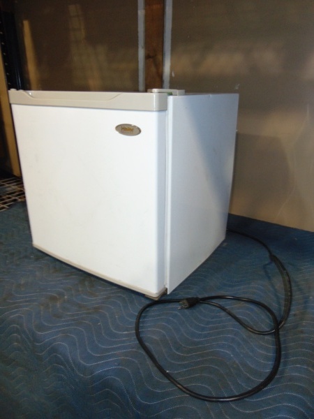 lot 113 image: Small Fridge