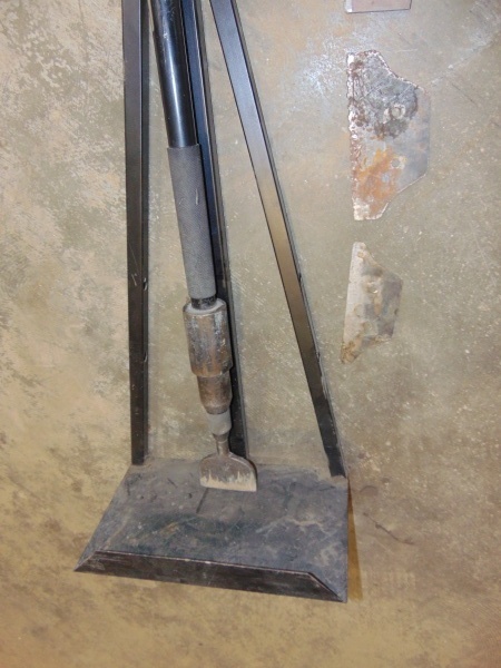 lot 126 image: Trelawny Long Reach Pneumatic Tile Chipper