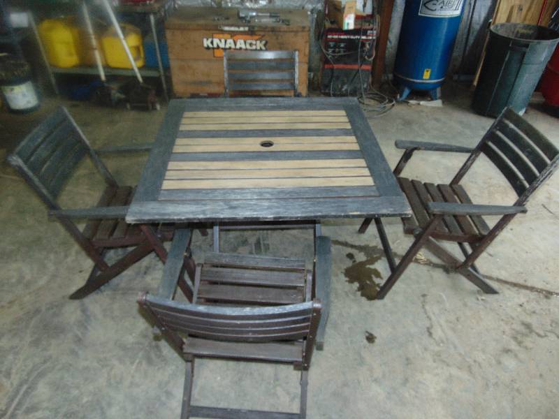 lot 132 image: Patio Furniture
