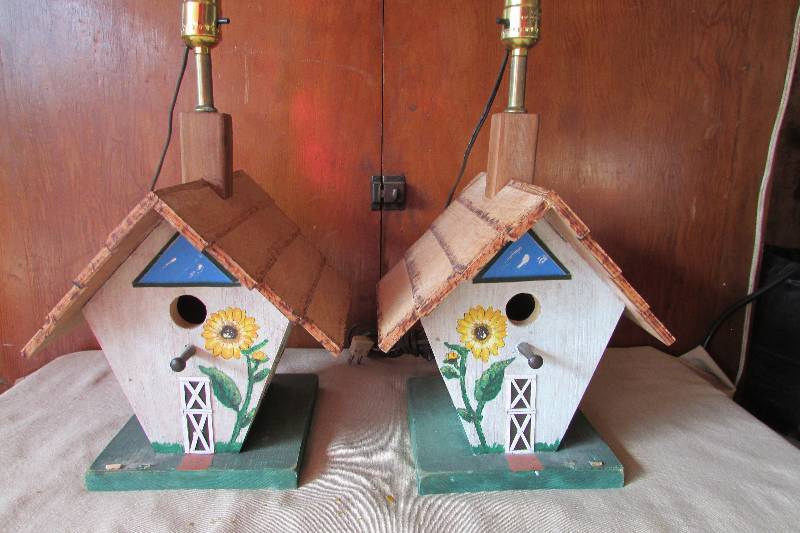 lot 9 image: Vintage Birdhouse Lamps
