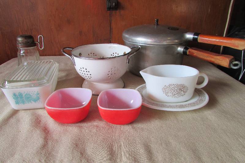 lot 10 image: Vintage Pyrex and Misc