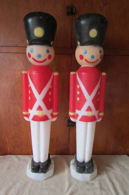 lot 14 image: Vintage Nutcracker Lights Statues