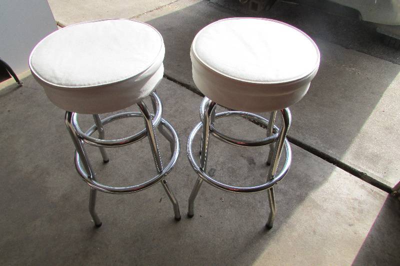 lot 18 image: Barstools