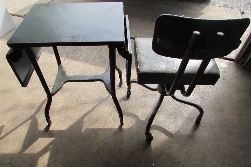 lot 24 image: Vintage Metal Table with Chair