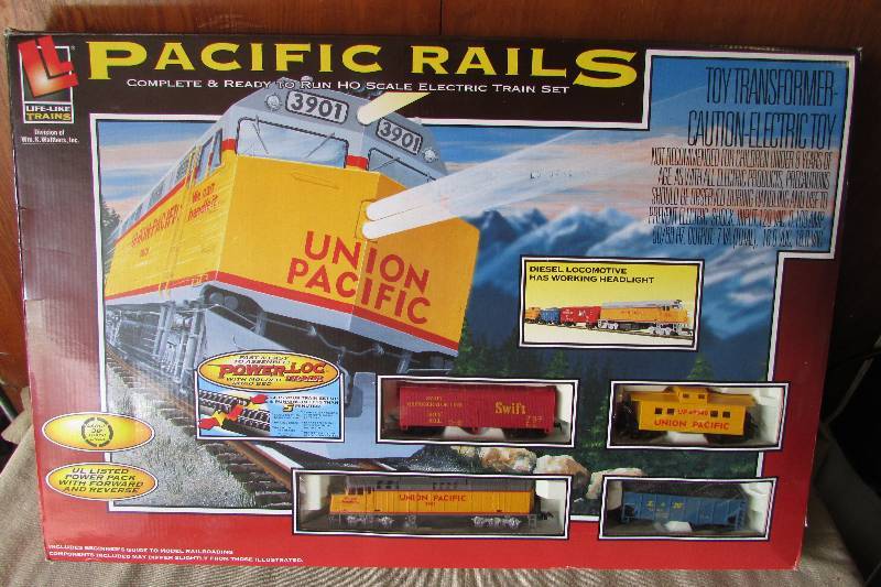 lot 29 image: Model Train Set