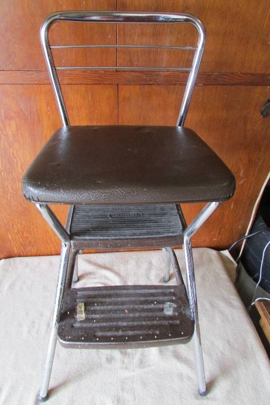 lot 40 image: Costco StoolStep Stool