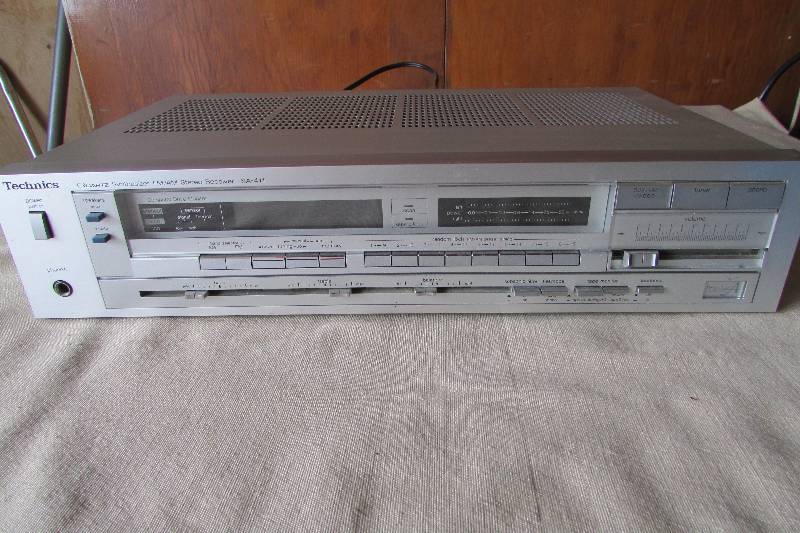 lot 42 image: Vintage Technics Receiver