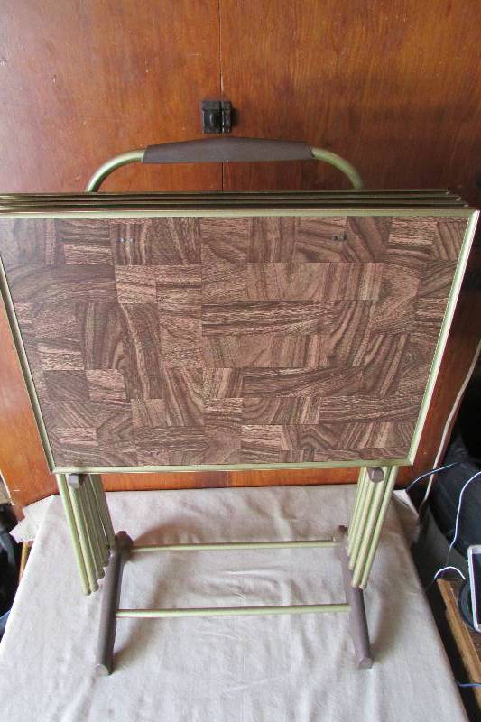 lot 44 image: Vintage TV Tray Set with Stand