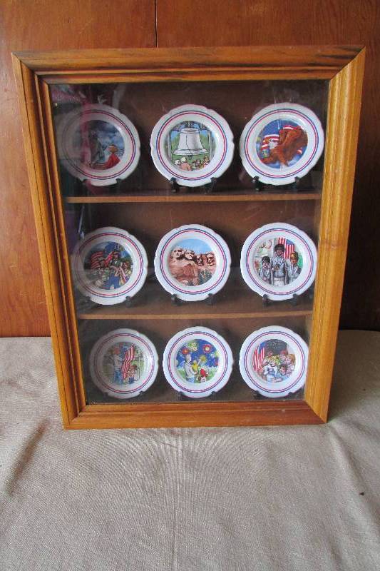 lot 49 image: Vintage Wooden Shadow Box