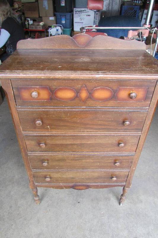 lot 64 image: Vintage Dresser
