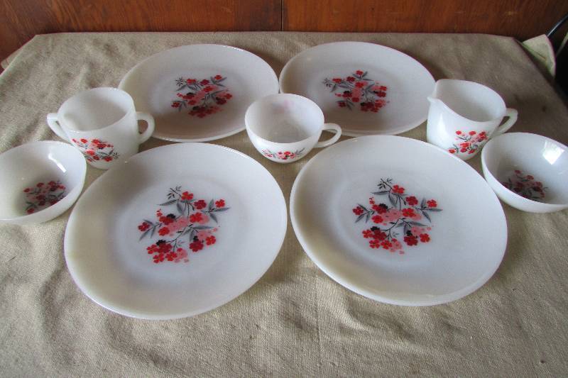 lot 5 image: Vintage Fire-King Oven Ware