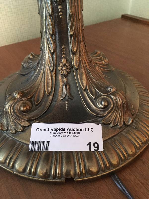 lot 19 image: Stain Glass Lamp