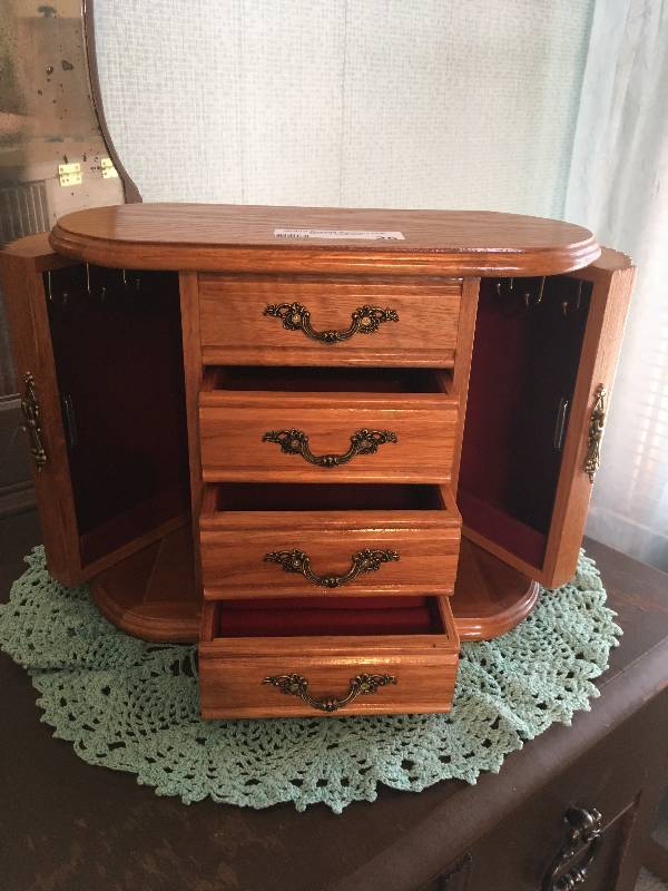 lot 26 image: Jewelry Box