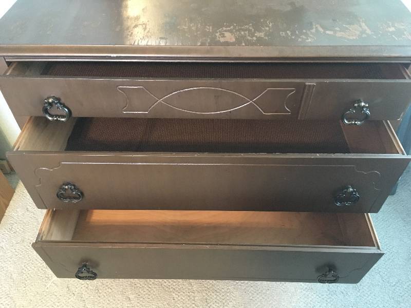 lot 27 image: Antique Dresser