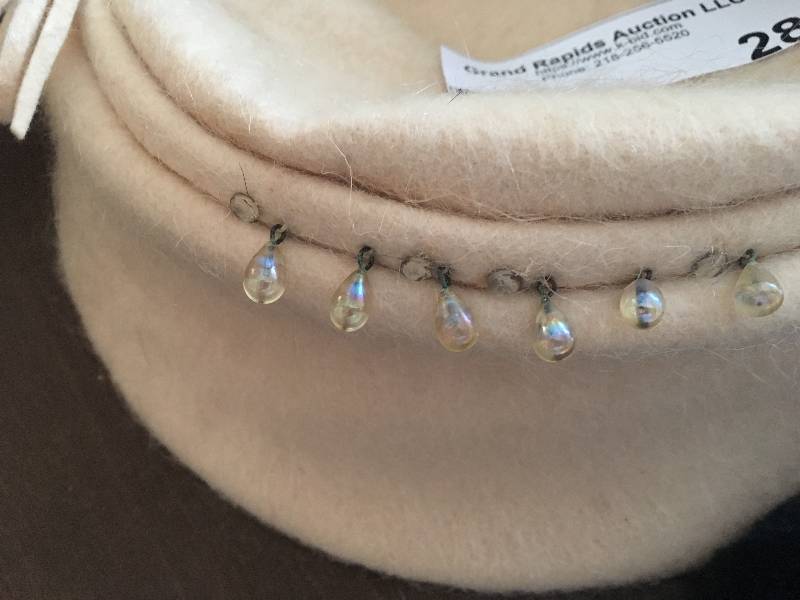 lot 28 image: Antique Hats and Stole