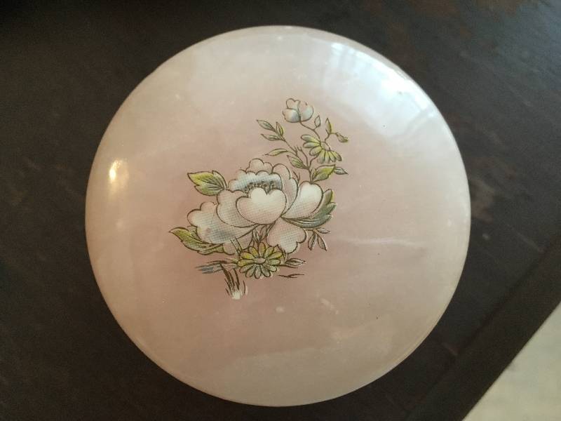 lot 30 image: Vintage Wood Box, Alabaster Jewelry Holder, & Scoops