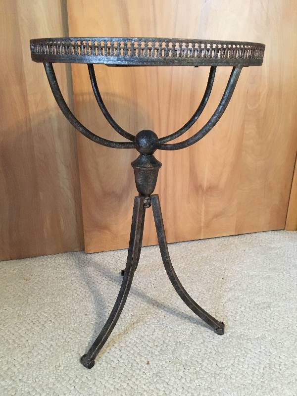 lot 37 image: Side Table