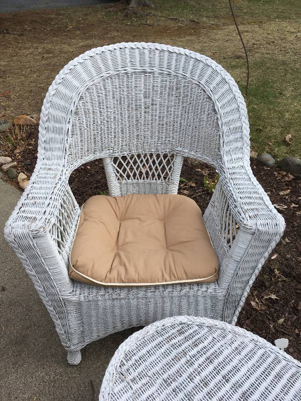 lot 39 image: Wicker Patio Set